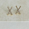 aretes en forma de X dorado